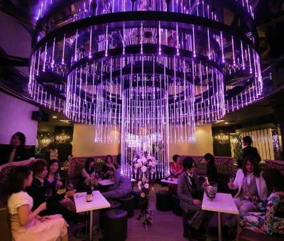 世界首家开在红灯区的“牛郎书店”,店员不仅卖书还和你聊爱情!