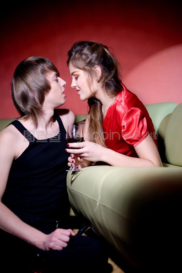 红色内部的年轻夫妇