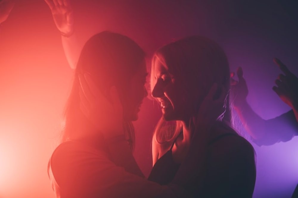 在夜总会跳舞的女孩