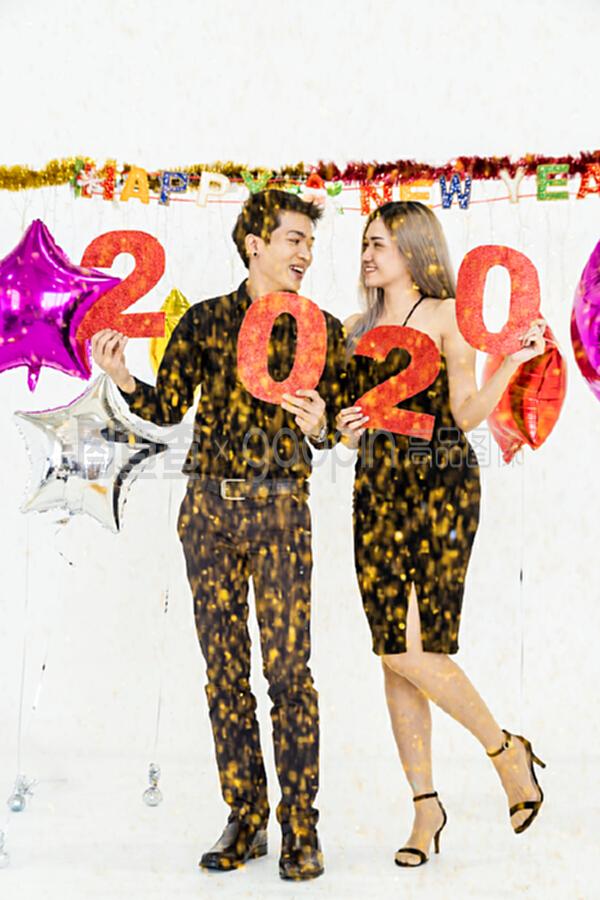 参加2020年红色新年庆祝活动的一对年轻夫妇。