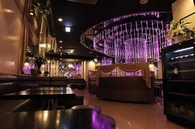 世界首家开在红灯区的“牛郎书店”,店员不仅卖书还和你聊爱情!